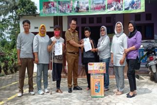Dinsos Lampung Berikan Bantuan Alat UEP kepada Penyandang Disabilitas - JPNN.com Lampung