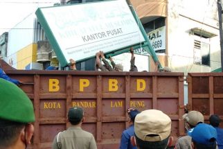 Papan Khilafatul Muslimin Ditertibkan BPBD Kota Bandar Lampung - JPNN.com Lampung