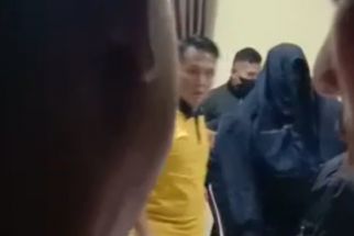 Oknum Perwira Berpangkat AKP di Way Kanan Bersembunyi di Atas Plafon saat Digerebek Warga - JPNN.com Lampung