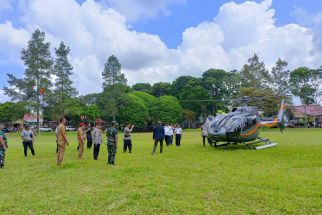 Gubernur Tinjau Danau Ranau Lampung, Lihat Tuh Siapa yang Menghampiri saat Turun dari Helikopter  - JPNN.com Lampung