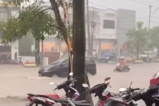 Diguyur Hujan Lebat, Jalan RA Kartini Bandar Lampung Banjir - JPNN.com Lampung