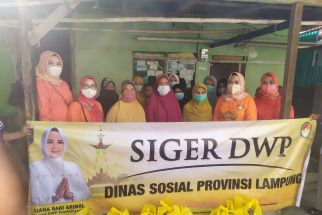 Persatuan Dharma Wanita Dinas Sosial Bagikan Paket Sembako  - JPNN.com Lampung