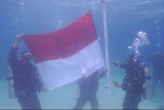 Peringati HUT ke-77,  Danbrigif 4 Marinir Pimpin Pengibaran Bendera Bawah Laut, Perhatikan Tuh  - JPNN.com Lampung