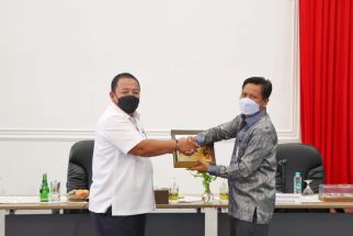 Gubernur Lampung Menerima Uang Emisi 2022 dari Bank Indonesia - JPNN.com Lampung
