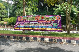 Calon Dekan FKIP Unila Ditetapkan Sebagai Tersangka Korupsi, Gedung Dibanjiri Karangan Bunga - JPNN.com Lampung