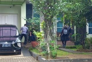 Tim Penyidik KPK Menggeledah Rumah Adik Kandung Andi Despiandi  - JPNN.com Lampung