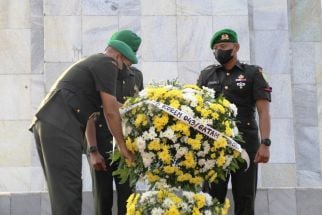 Peringati HUT ke-75 Korem 043/Gatam, Personel TNI Gelar Ziarah dan Tabur Bunga - JPNN.com Lampung