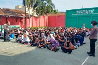 Malam-malam Polisi Mengamankan Ratusan Pelajar di Bandar Lampung, 4 Orang Membawa Senjata Tajam - JPNN.com Lampung