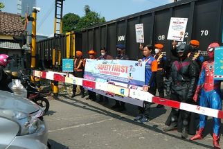 PT KAI Tanjung Karang Melakukan Sosialisasi Keselamatan di Perlintasan Kereta Api - JPNN.com Lampung