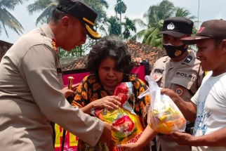 Kapolres Lampung Utara Kembali Membagikan Sembako, Warga Bilang Begini  - JPNN.com Lampung