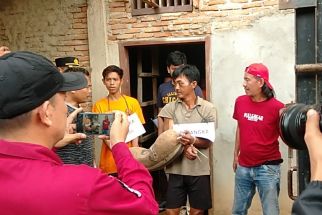 Polisi Rekonstruksi Pembunuhan Korban Sekeluarga di Way Kanan  - JPNN.com Lampung