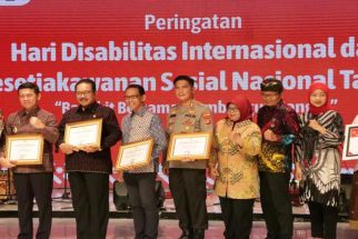 Kapolres Lampung Selatan AKBP Edwin Terima Penghargaan dari Mentri Sosial - JPNN.com Lampung