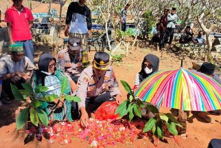 Jenazah Korban Mbah Slamet Irsad dan Wahyu Triningsih Dikebumikan di Pesawaran  - JPNN.com Lampung