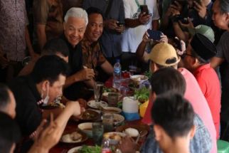 Ratusan Sopir Angkot Temui Ganjar Pranowo saat Makan Siang di Bandar Lampung  - JPNN.com Lampung
