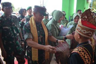 Mayjen TNI Yanuar Adil dan Brigjen Iwan Ma’ruf Zainudin Mendatangi SD di Lampung Tengah  - JPNN.com Lampung
