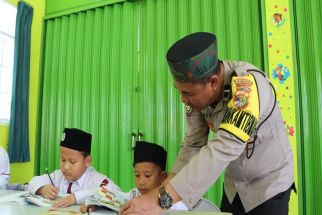 Sosok Polisi di Way Kanan Begitu Mulia, Sisihkan Rezekinya untuk Pendidikan Anak Kurang Mampu - JPNN.com Lampung