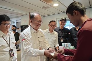 Masyarakat Antusias Tukar Uang Baru di Kapal: Lebih Aman, Terhindar dari Uang Palsu - JPNN.com Lampung