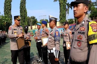 4 Personel Polres Tanggamus Terima Penghargaan Setelah Menyelamatkan Percobaan Bunuh Diri - JPNN.com Lampung