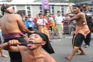 Tradisi Ngorek, Ritual Unjuk Ketangkasan Berbau Mistis - JPNN.com NTB