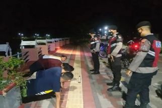 Kawanan Remaja di Sumbawa Pesta Miras dan Lupa Prokes, Polisi Hukum dengan Push-up - JPNN.com NTB