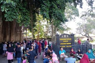 Lebaran Topat di Makam Loang Baloq Mataram, Jumlah Peziarah Membeludak - JPNN.com NTB