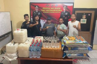 Ratusan Liter Arak dan Tuak di Bima Disita Polisi - JPNN.com NTB