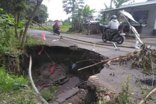 Wahai Penguasa, 7 Titik Jalan di Karang Sidemen Rusak Parah nih, Mohon Bantuannya - JPNN.com NTB