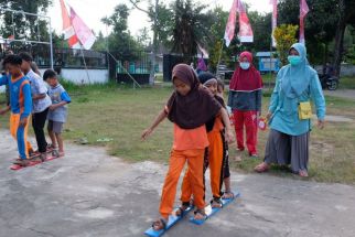 Kemensos Salurkan Bantuan Atensi kepada 205 Anak di Lombok Timur, Perhatikan Reaksinya - JPNN.com NTB