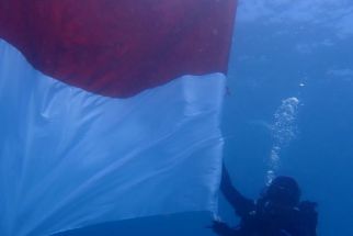 Bendera Merah Putih Berkibar di Taman Laut Pandanan Lombok, 77 Penyelam Penuh Semangat - JPNN.com NTB