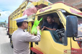 Harga BBM Naik, Polres Bima Kota Bagi-bagi Sembako, Lihat Reaksi yang Menerima - JPNN.com NTB