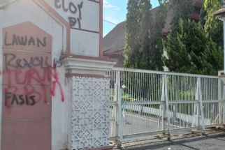 4 Gerbang Gedung DPRD NTB Rusak Akibat Demo Tolak Kenaikan BBM - JPNN.com NTB