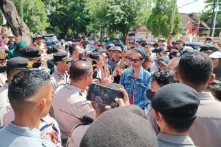 Kasus Keprok Mobil Mandek, Ratusan Warga Demo Polres Lombok Tengah - JPNN.com NTB