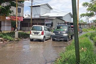 Jalan di Pusat Kota Praya Rusak Parah, Warga Was-was  - JPNN.com NTB