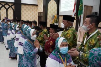 Paulus Waterpauw Melepas 322 Jemaah Calon Haji Asal Papua Barat  - JPNN.com Papua