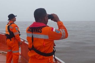 Kapal Nelayan Bermuatan 4 ABK Mati Mesin dan Hanyut Terbawa Arus, Mohon Doanya - JPNN.com Papua