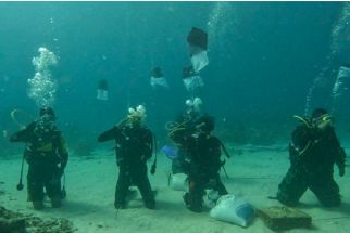 Lantamal X dan Polda Papua Gelar Pengibaran Bendera Merah Putih di Bawah Laut Jayapura - JPNN.com Papua