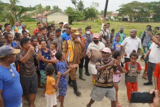 Paulus Waterpauw Berikan Bantuan kepada Warga Terdampak Banjir di Sorong - JPNN.com Papua