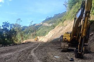KKB Membakar Alat Berat, Bagaimana Nasib Belasan Pekerja Proyek? - JPNN.com Papua