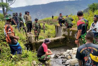 Dandim 1714/Puncak Jaya Tinjau Pembersihan Saluran Irigasi PLTA - JPNN.com Papua