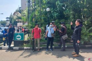 Penasihat Hukum Ajak Wartawan ke Kediaman Pribadi Gubernur Papua - JPNN.com Papua