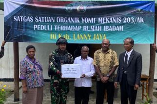 Satgas Yonif Mekanis 203/AK Bagikan Alkitab untuk Masyarakat Distrik Makki - JPNN.com Papua
