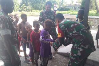 Babinsa Koramil 1710-07/Mapurujaya Berbagi Hadiah Kepada Anak-Anak di Distrik Mimika Baru - JPNN.com Papua