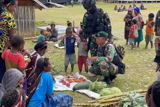 Tingkatkan Perekonomian, Satgas Yonif Mekanis 203/AK Membeli Hasil Bumi Masyarakat - JPNN.com Papua