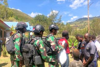 Satgas Yonif Mekanis 203/AK Membantu Warga  yang Berdukacita - JPNN.com Papua