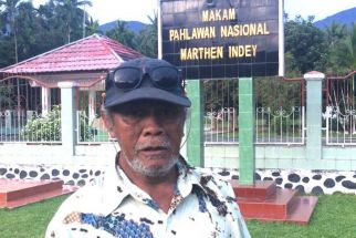 Penjaga Makam Pahlawan Nasional Sentil Lukas Enembe, Menohok - JPNN.com Papua