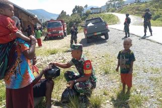 Babinsa Koramil 1714-02/Ilu Bagikan Sembako Kepada Masyarakat Puncak Jaya - JPNN.com Papua