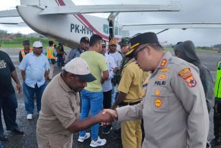 Pesawat Kembali Mendarat di Distrik Kiwirok Pegunungan Bintang, Kapolres AKBP Cahyo Bilang Begini - JPNN.com Papua