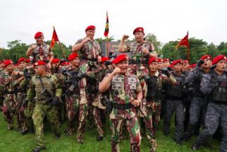 Panglima TNI Laksamana Yudo Margono Terima Brevet Kopassus TNI AD - JPNN.com Papua