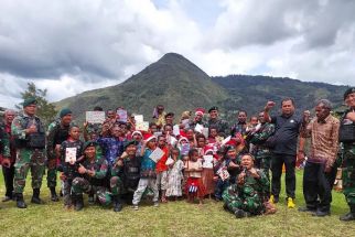 Awali Tahun 2023, Satgas Yonif Mekanis 203/AK Gelar Ibadah Bersama Masyarakat Distrik Pirime - JPNN.com Papua