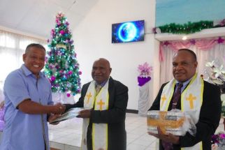 Pangdam Mayjen Saleh Mustafa Serahkan Bantuan Alkitab ke Gereja - JPNN.com Papua